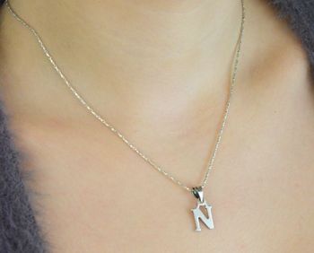 Srebrny łańcuszek damski DIA-LAN-6518-925 – delikatny łańcuszek o szerokości 1 mm i długości 70 cm. Wykonany ze srebra próby 925, waży ok. 4,40 g, z zapięciem na karabińczyk. Minimalistyczny i elegancki dodatek, idealny na  (3).JPG